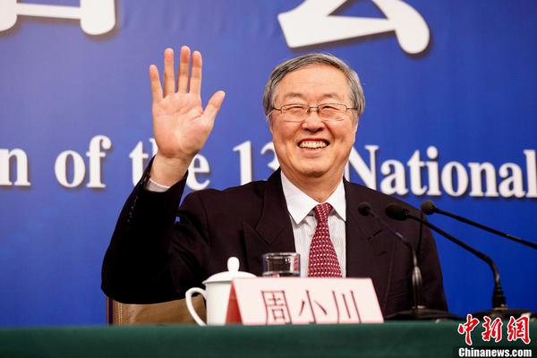 【暗黑免費吃瓜在線大全】土樓居民和游客們圍坐在一起