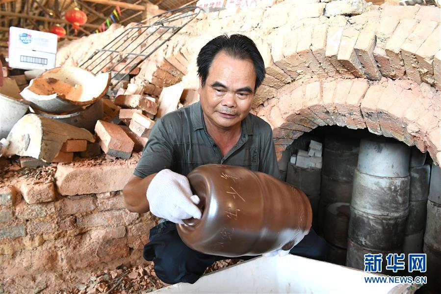 【17獵奇爆料最新消息今天視頻播放】倒入料酒、熟剩腸切成塊